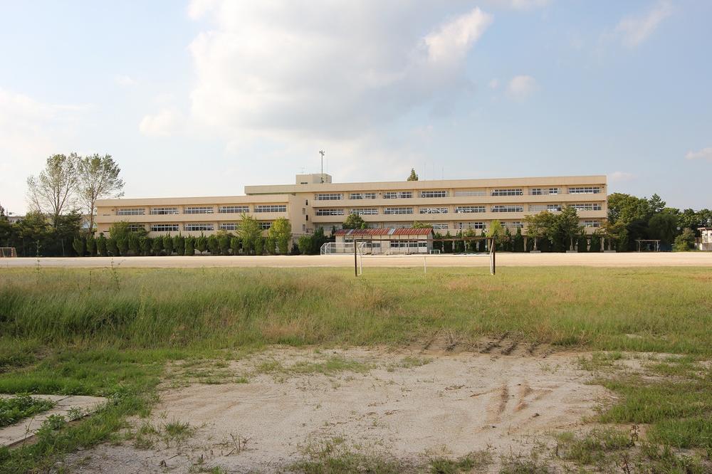 Junior high school. 893m until Yoshikawa City Central Junior High School