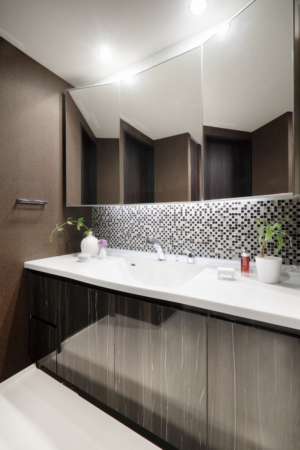 Directions to the model room (a word from the person in charge)