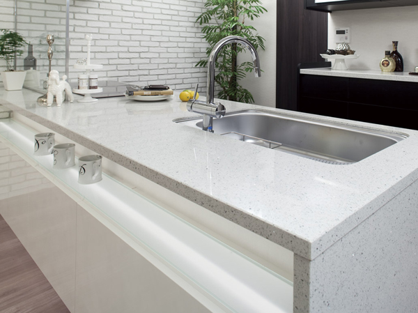 Kitchen.  [Kitchen counter] The counter top, We used the seams with no flat Hanedashi top board. Care is also not only easy to use and easy, In harmony with the texture of the sink and Menzai, I served with design and dignity to the kitchen space.  ※ Optional specifications