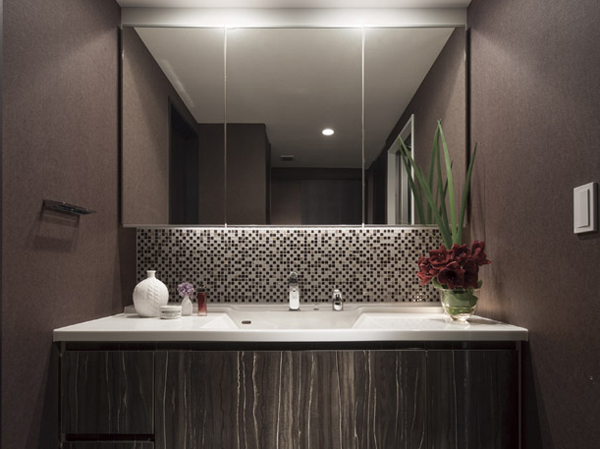 Bathing-wash room.  [Dressing Room] Vanity with a triple mirror with a breadth and depth, Exhibit the production and functionality of the breadth. Three-sided mirror that can check the grooming from the left and right is the back side becomes storage space. Cosmetics and toiletries is a flat-screen storage is no feeling of pressure to enter small items such as.