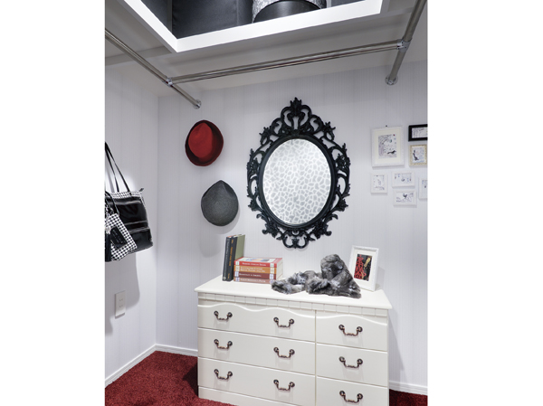 Receipt.  [Walk-in closet] Not only to accommodate the clothes and accessories, Walk-in closet or walk-through closet of large capacity that can be stored aware of the total coordination. Bag from those of dress length ・ You can carefully manage the silhouette and materials to such as hat.