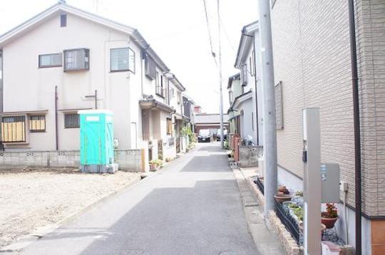 Local photos, including front road. Frontal road