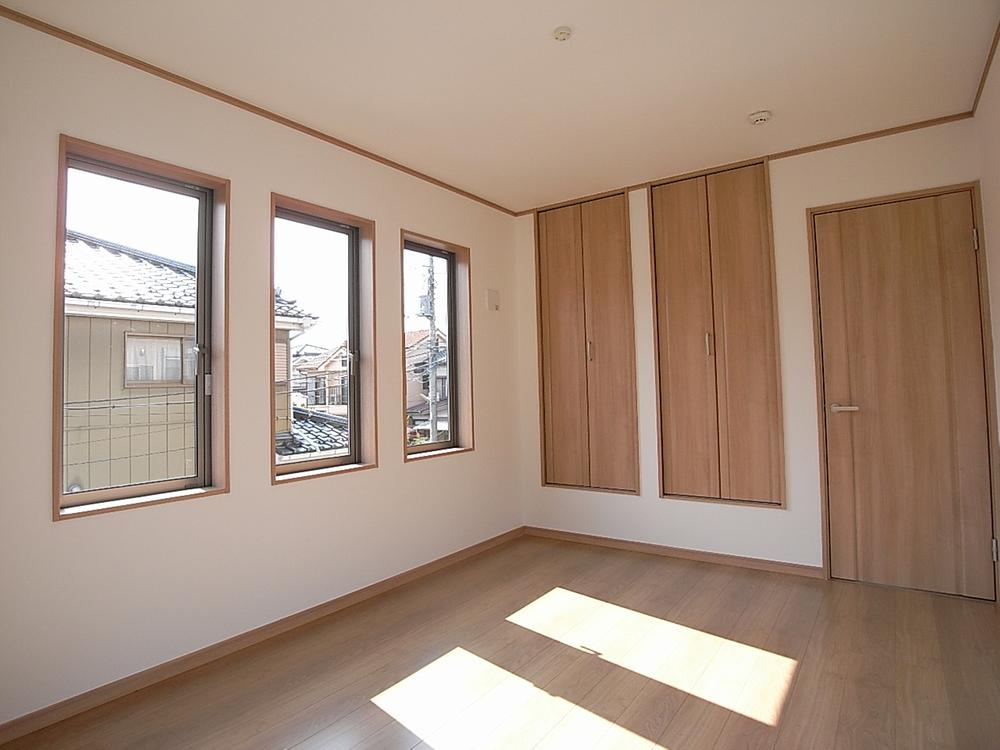 Non-living room. Second floor Western-style is also very bright