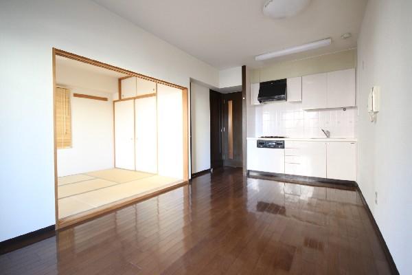 Living. Mansion interior introspection Pictures - room with clean tones and living white design