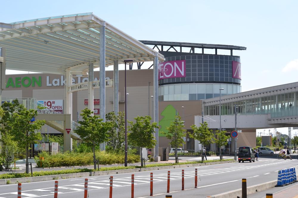 Shopping centre. ion ・ 1900m to Lake Town