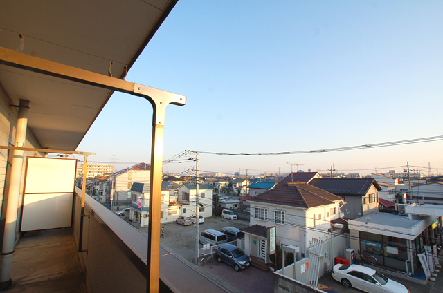 View. Bright south-facing balcony Also dry well your laundry