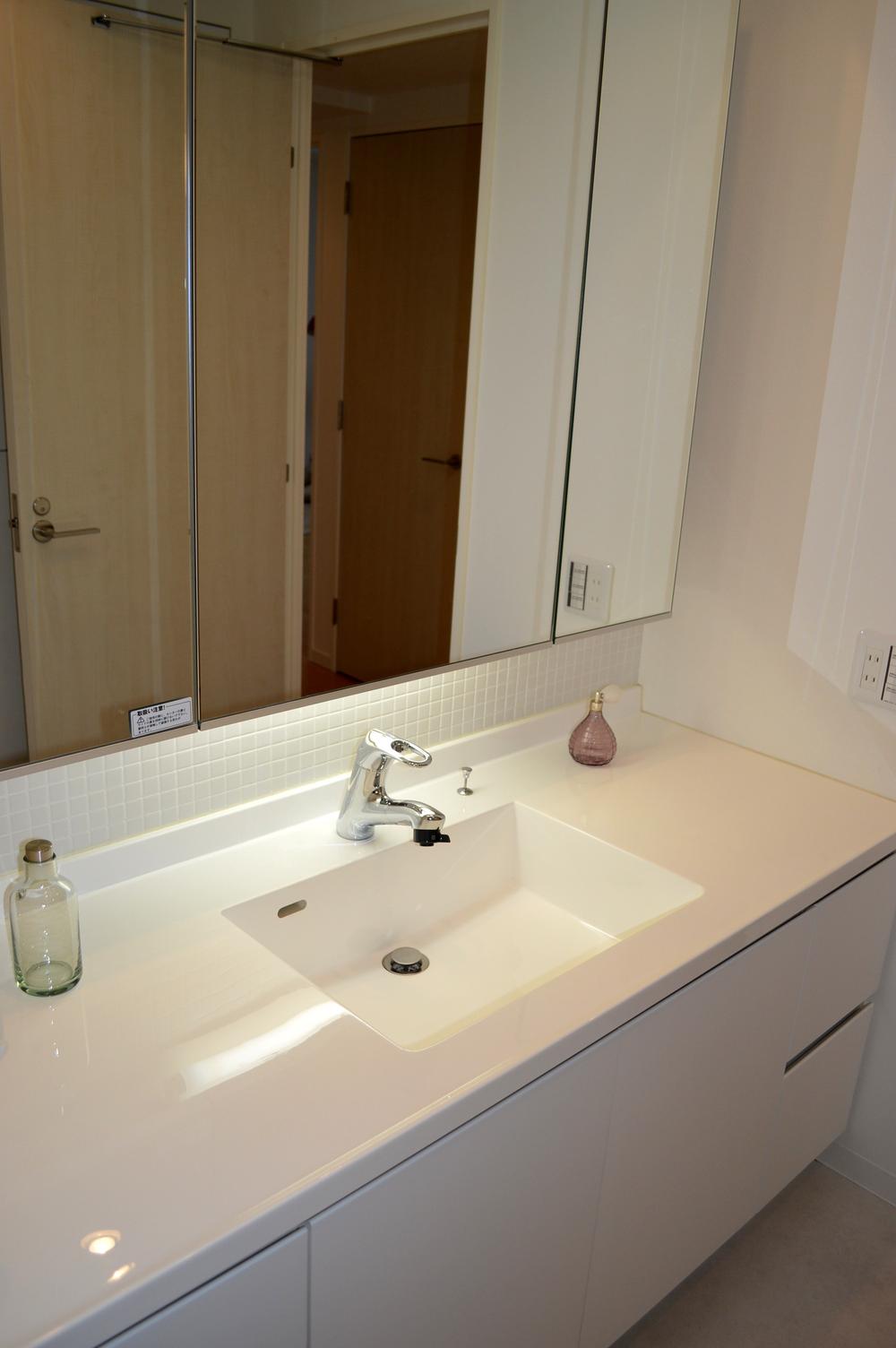 Wash basin, toilet