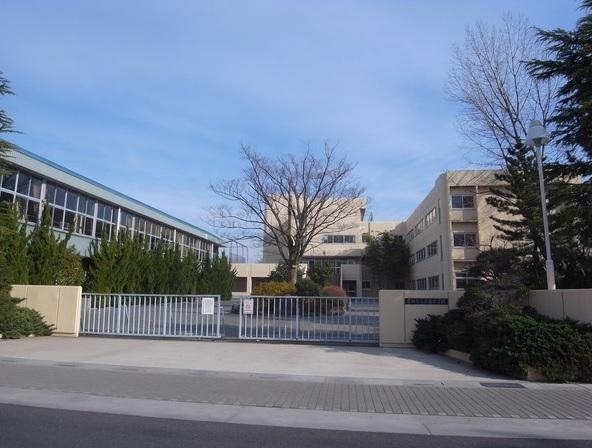 Junior high school. 860m to the center junior high school