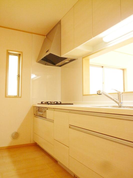 Kitchen. Building 2 (1 Building same specifications) Face-to-face kitchen bright and soft shades of female preference! Also likely to raise the arm of dishes!