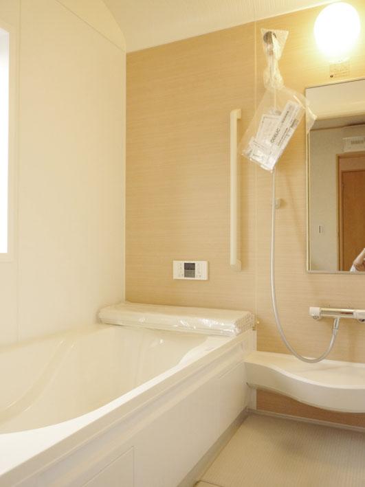 Bathroom. Refresh tired of the day with a spacious bathroom of size can enjoy 2 Building family bath!