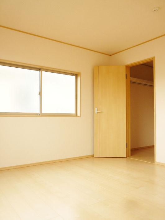 Other introspection. Large walk-in closet with the 1 Building 8 Pledge of Western-style!