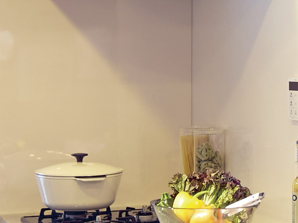 Kitchen.  [Kitchen before panel] With less oil contamination, Also adopted an easy panel to the kitchen wall cleaning. A simple care of only wipe a quick, You, Drop dirt. (Same specifications)