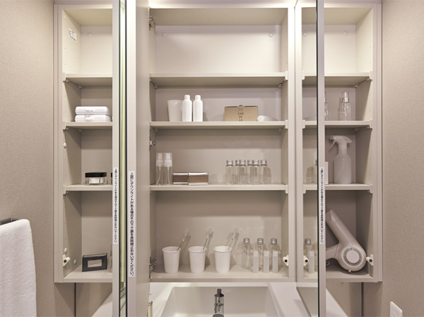 Bathing-wash room.  [Three-sided mirror back storage] You can clean and accommodating the day-to-day styling and skin care accessories. (Same specifications)