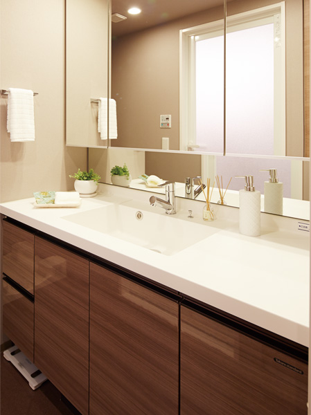 Bathing-wash room.  [bathroom] Three-sided mirror back housing to clean the wash room Ya, Vanity care is likely to, Water temperature in the one-handed operation ・ Such as the adoption of single-lever faucet that can be water regulation. (Model Room B-Aw type (model room plan) ※ Including some paid options / August 2013 shooting)