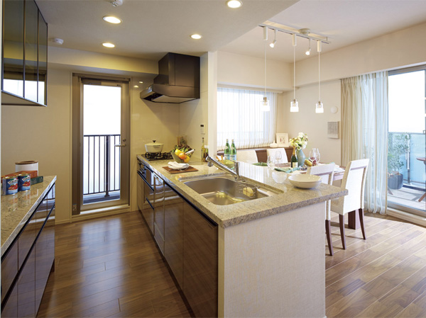 Kitchen.  [kitchen] living ・ Creating a sense of unity with the dining, While cooking can enjoy time of family reunion "open counter kitchen". (Model Room B-Aw type (model room plan) ※ Including some paid options / August 2013 shooting)