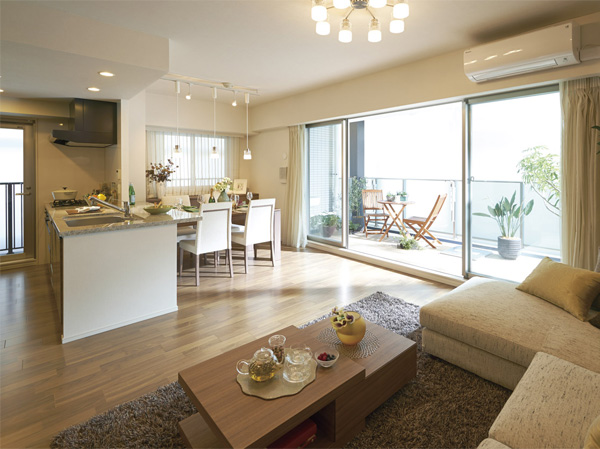 Living.  [living ・ dining] Pillar type ・ There is no overhang of the beam-type "out frame design", "PRC slab to reduce the feeling of pressure by small beams of the ceiling ・ Adopted unbonded construction method ". To achieve the neat living space. (Model Room B-Aw type (model room plan) ※ Including some paid options / August 2013 shooting)