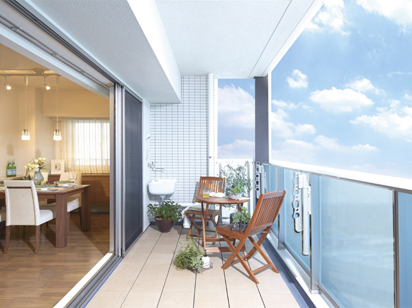 Living.  [balcony] Gardening course, Brunch or tea time, etc., Balcony of the depth of about 2m (core s) that can be used as outdoor living. (Model Room B-Aw type (model room plan) ※ Including some paid options / August 2013 shooting ※ And by combining the view photo of the July 2013 shooting than local 13th floor equivalent, In fact and it may be slightly different. )