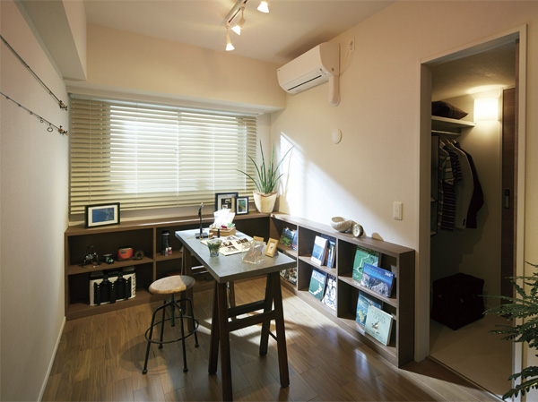 Interior.  [Western-style (2)] living ・ To the partition wall of the Western-style room adjacent to the dining, Adopt a sliding door hanger. Or in the spacious living space open, And or in a separate room, You can take advantage of in accordance with the purpose and life scene. (Model Room B-Aw type (model room plan) ※ Including some paid options / August 2013 shooting)