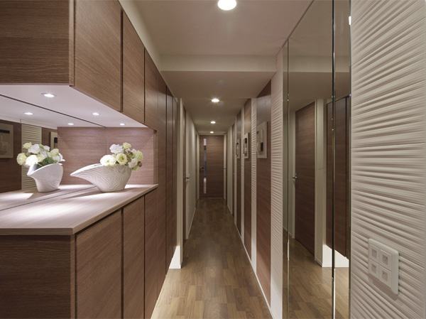 Interior.  [Corridor] Adopted shoes closet to clean around the entrance. It is nestled bring grace and composure, It leads to moments of peace. (Model Room B-Aw type (model room plan) ※ Including some paid options / August 2013 shooting)