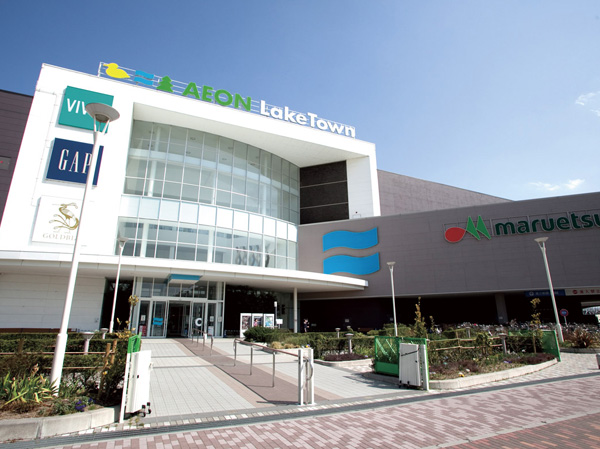 Surrounding environment. Aeon Lake Town KAZE (about 3800m)