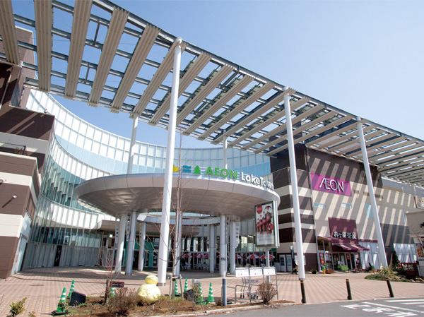 Surrounding environment. Aeon Lake Town MORI (about 3600m)