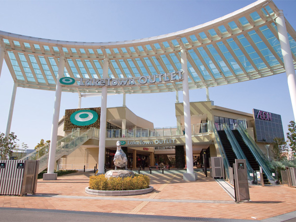 Surrounding environment. Lake Town outlet (about 3800m)