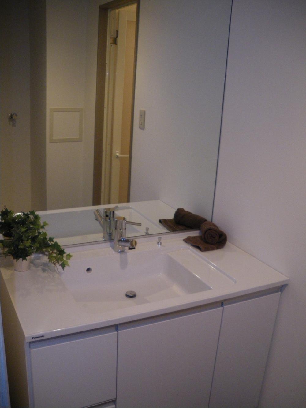 Wash basin, toilet. Indoor (12 May 2013) Shooting
