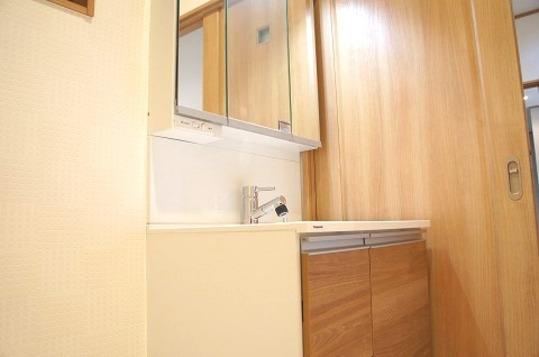 Wash basin, toilet. Wash basin