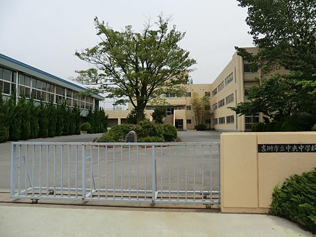 Junior high school. 600m to the center junior high school