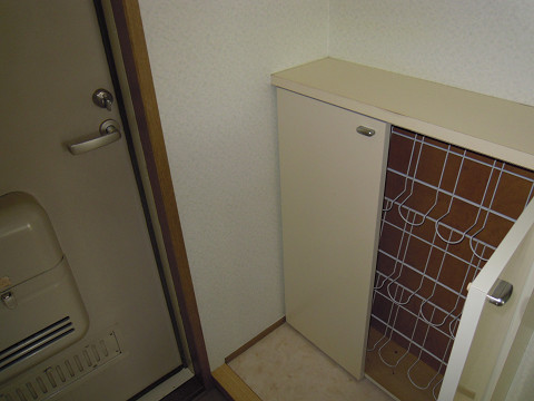 Entrance. There cupboard