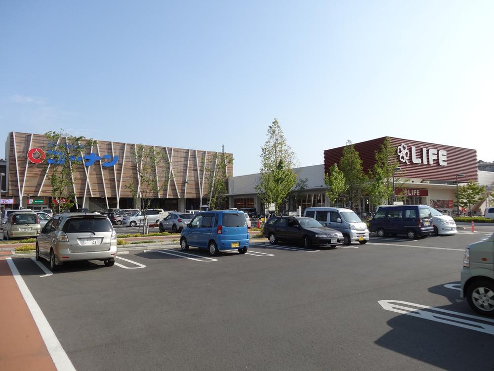 Shopping centre. Until UNICUS Yoshikawa 915m