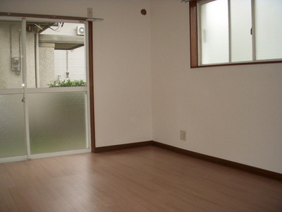 Living and room. It is a corner room dihedral daylight!