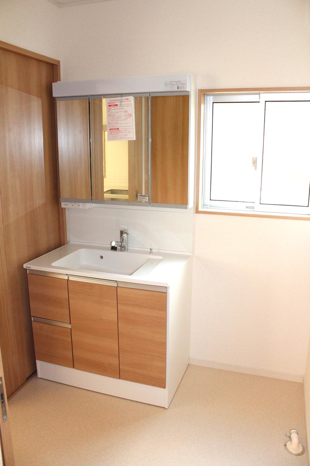 Wash basin, toilet. Room (August 2013) Shooting