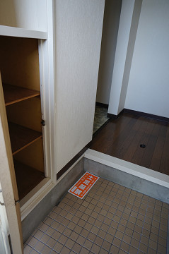 Entrance. With cupboard! !