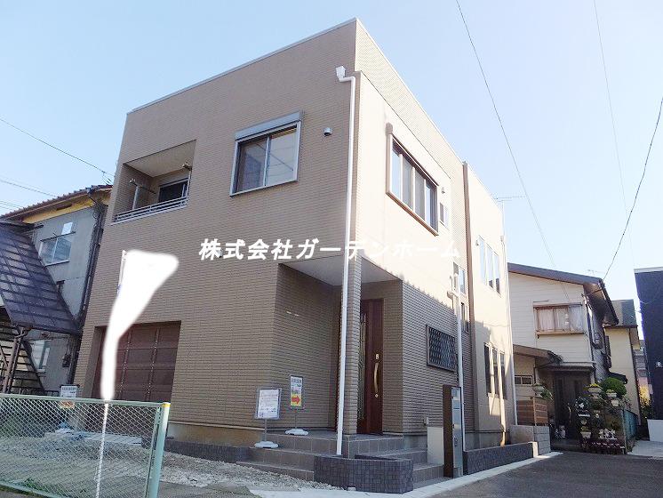 Local appearance photo. It is very stylish appearance with a garage!