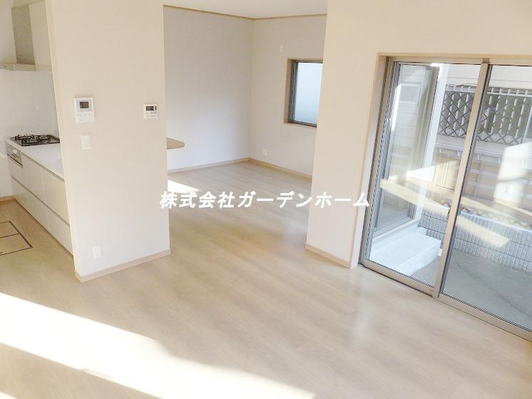 Living. LDK is a popular face-to-face kitchen to the spacious 19-mat !! wife !!