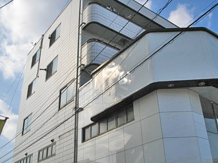 Building appearance. Station 1-minute walk of the good location Very convenient to life