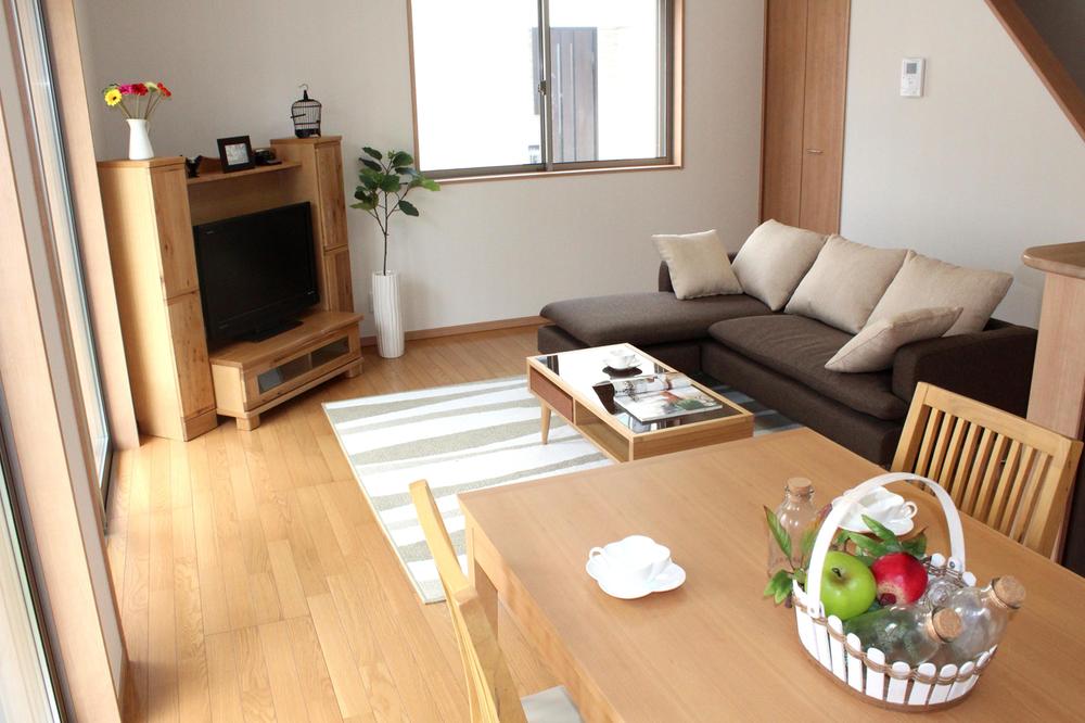 Living. E Building will produce a bright and friendly image by furniture of natural systems. 