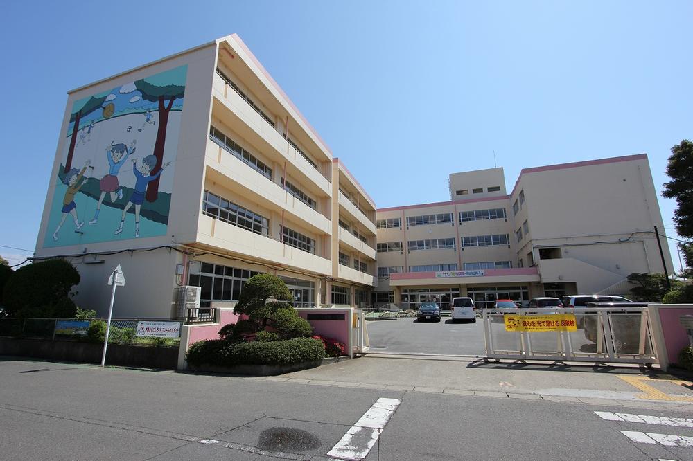 Primary school. 985m until Yoshikawa City Nakasone Elementary School