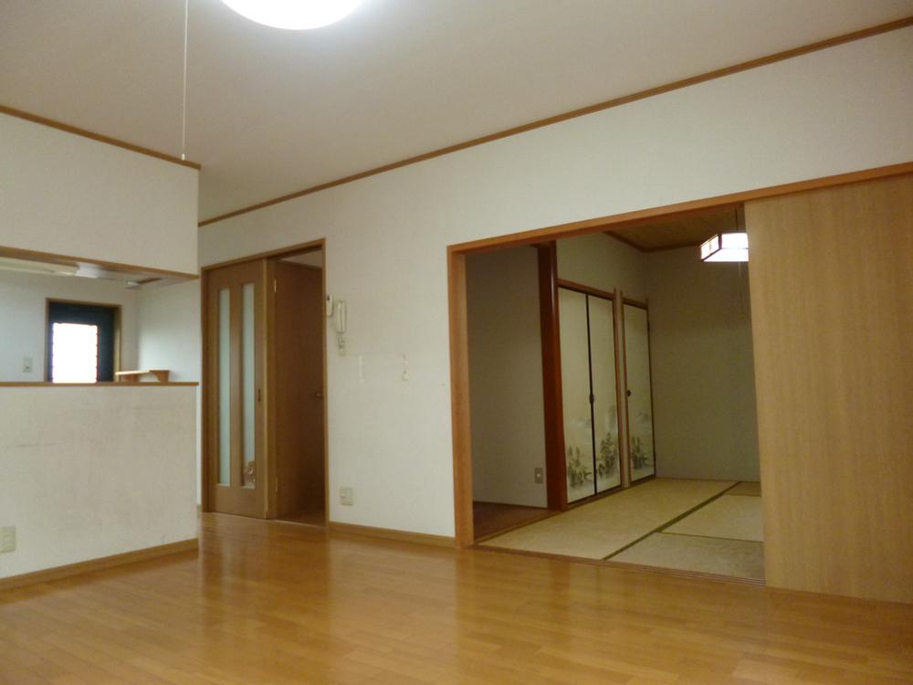 Living. A spacious kitchen