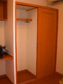 Receipt. The closet, With hanger rack. 