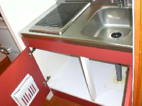 Kitchen. Two-burner electric stove. The under stove, There is storage space. 