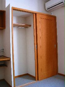 Receipt. The closet, Hanger rack is attached.