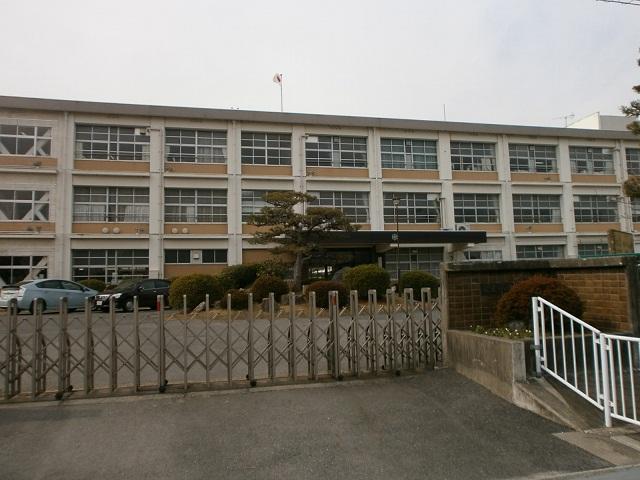 Primary school. 2496m until ryuo stand Dragon King Elementary School