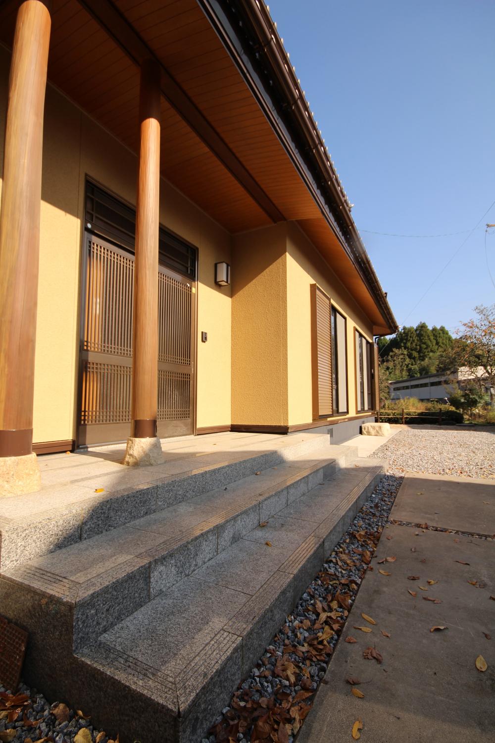 Entrance. Local (11 May 2013) Shooting