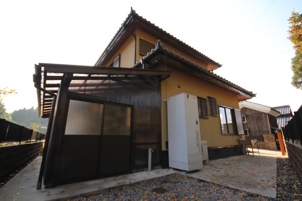 Local appearance photo. Article From the back