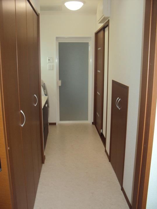 Wash basin, toilet. 1