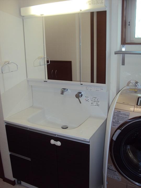 Wash basin, toilet. 1