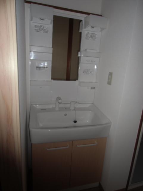 Wash basin, toilet. Room (May 2013) Shooting