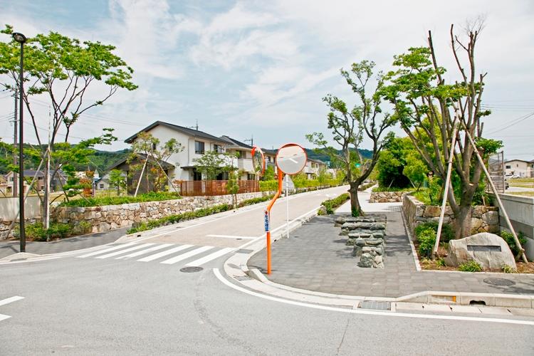 Local photos, including front road. Local photos (June 2012 shooting)